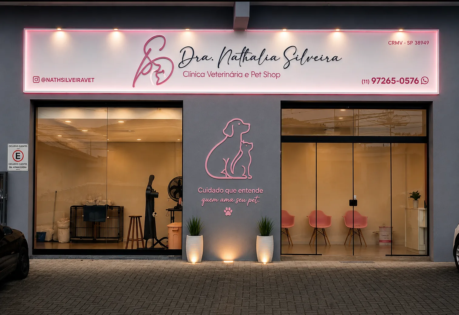 Fachada iluminada da clínica, com o letreiro Dra. Nathália Silveira, Clínica Veterinária e Pet Shop